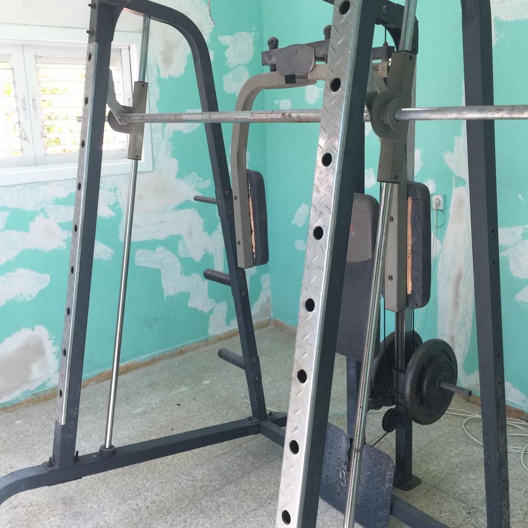 מכשיר כושר פתוח עם משקולות וכיסא שתואם למכשיר עם משקולות של 2 של 20 ו2 של 15 ו4 של 10 ו2 של 5. המשכיר עלה 4 אלף תנו הצעות 