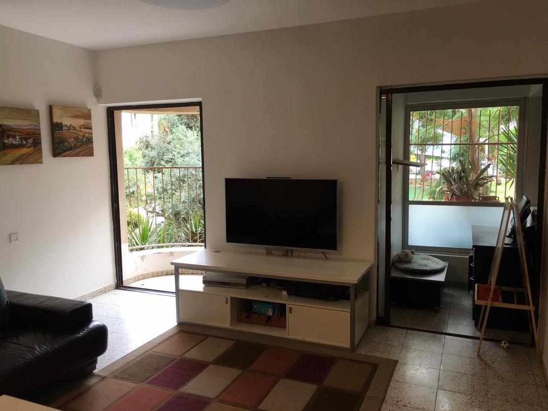 למכירה בהרצליה דירת 4 חדרים + 2 מרפסות שמש ! 