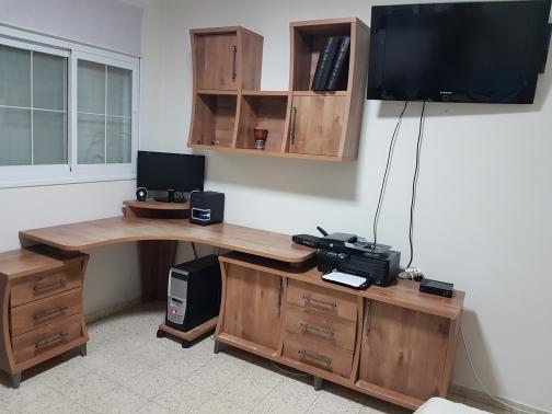 ספריה פינתית ארוכה מעץ מלא כולל כוורת מצב מצויין! 