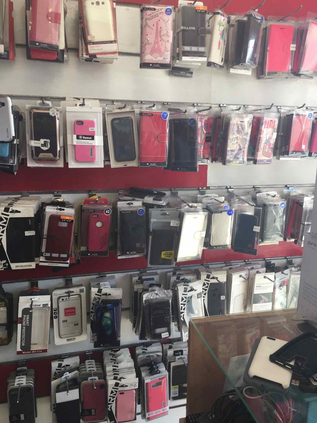 חנות באיזור תחנה מרכזית ירושלים החנות קיימת 8 שנים חנות פעילה עובדת מפרנסת שתי משפחותמלא משרדים מסביב קניון גדול מיקום מרכזי מאוד תנועה של אנשים לקוחות קבועים שכירות של 4000 שח כולל ארנונה חוזה ארוך החנות כוללת מלאי של סחורה וציוד של בערך 40000 שח