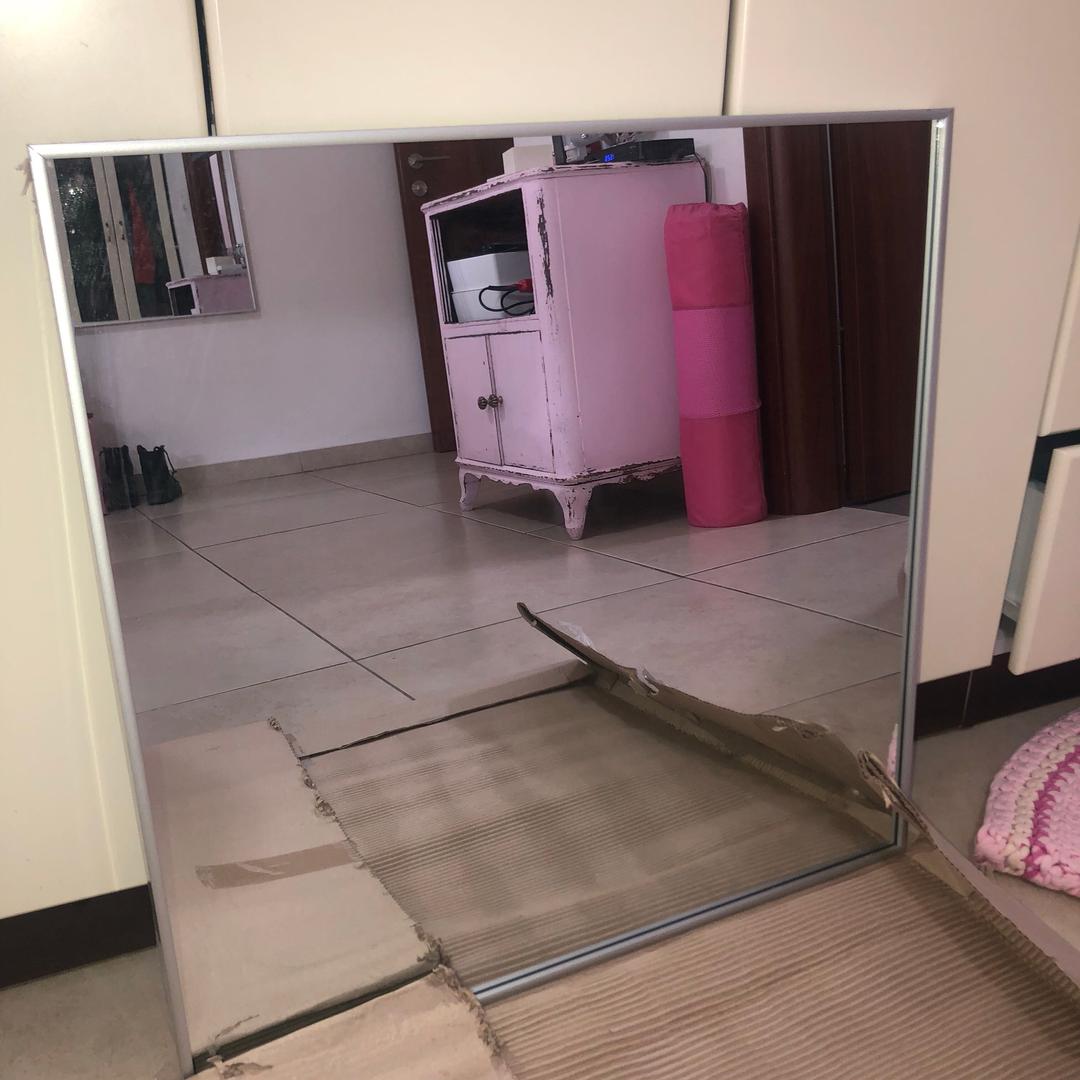 מראות חדשות לגמרי 
אחת בצבע טורקיז ווניט׳ג 
אחת כסופה 