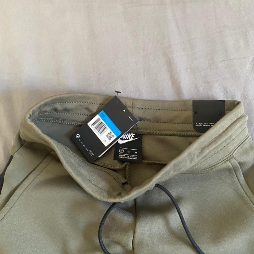 מכנס נייק tech fleece
טק פליז