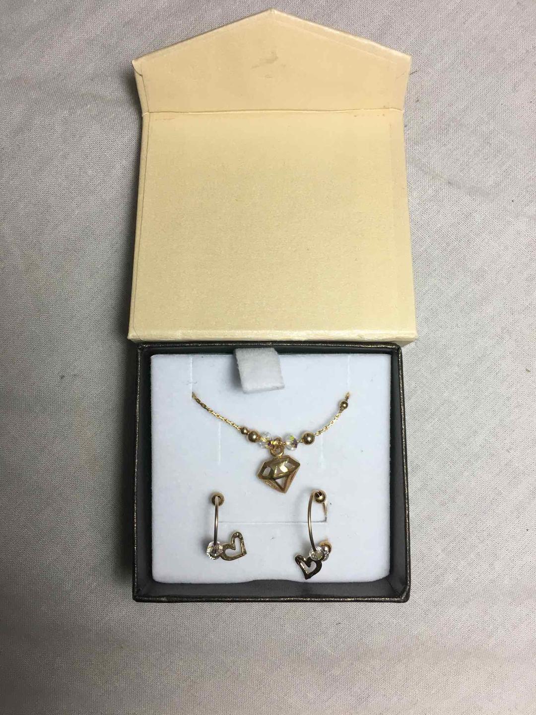 סט שרשרת ועגילים