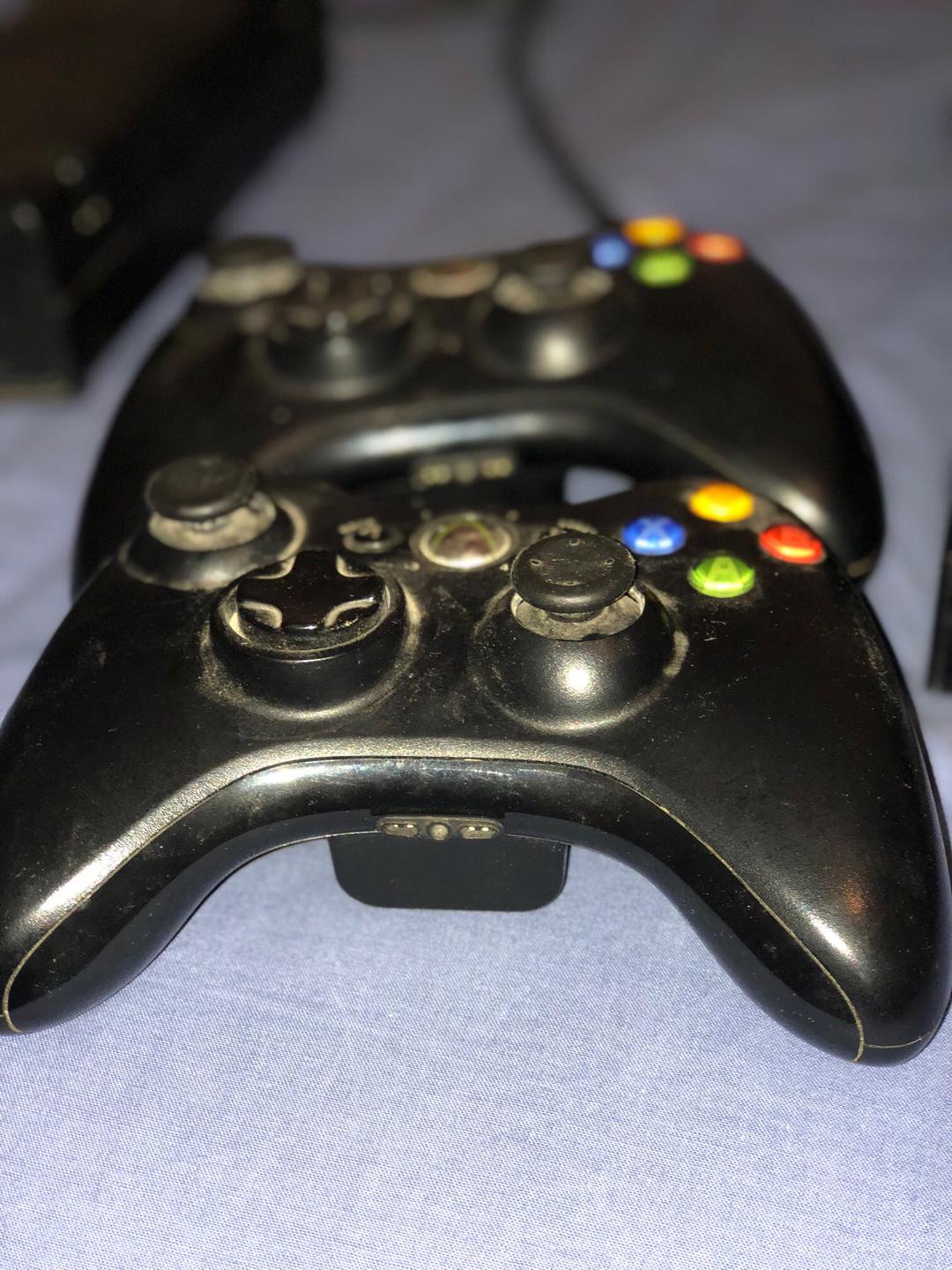 Xbox 360 שמונה משחקים ושני שלטים