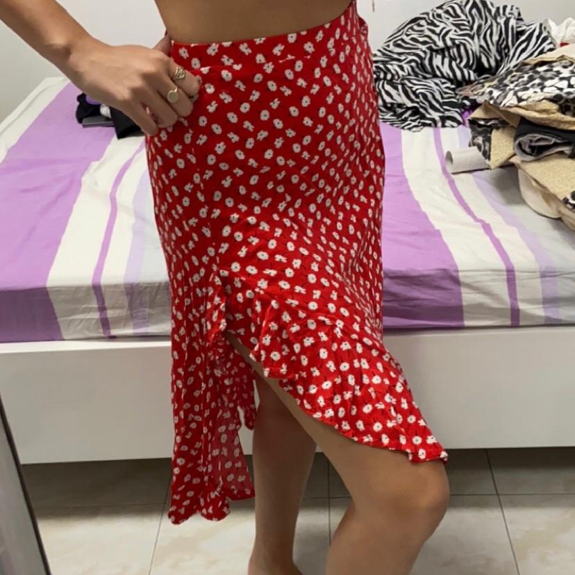 חצאית צבע אדום עם פרחים 😍