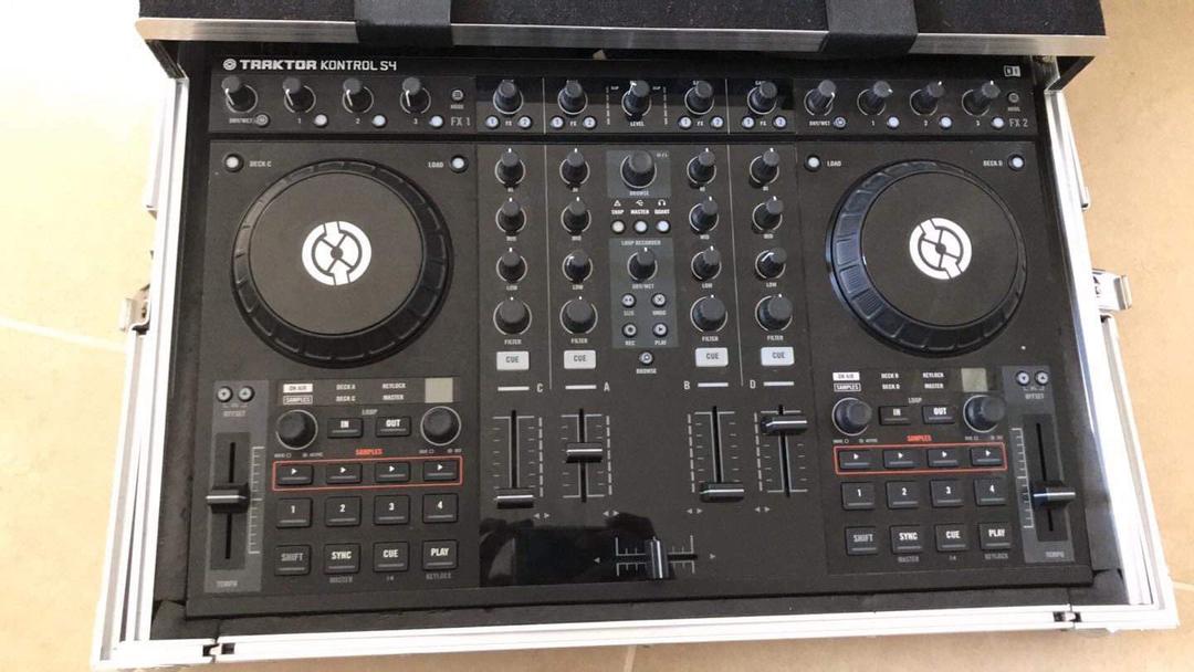 קונטרולר traktor mk1 s4 