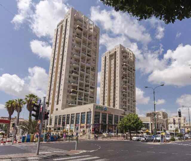 !!!למכירה/ ללא תיווך!!!! דירת 4 חדרים גדולה ,מרווחת , ומוארת . במגדלי צרפתי היוקרתיים במרכז העיר .בנין בן 6 שנים ברחוב עין הקורא 22 בראשון לציון. שטח הדירה 110 מ"ר + מרפסת שמש מפנקת 14 מ'   הפונה  לכיוון הים-נוף פתוח. קומה 9 מתוך 22. בבנין לובי מפואר . 3 מעליות . פיר אשפה  . וחניה מקורה. הדירה משופצת   פרקטים בחדרים 2 שריותים+2 אמבטיה  מזגן מרקזי מחיר שיווק2.190.000 רחל:0543246334