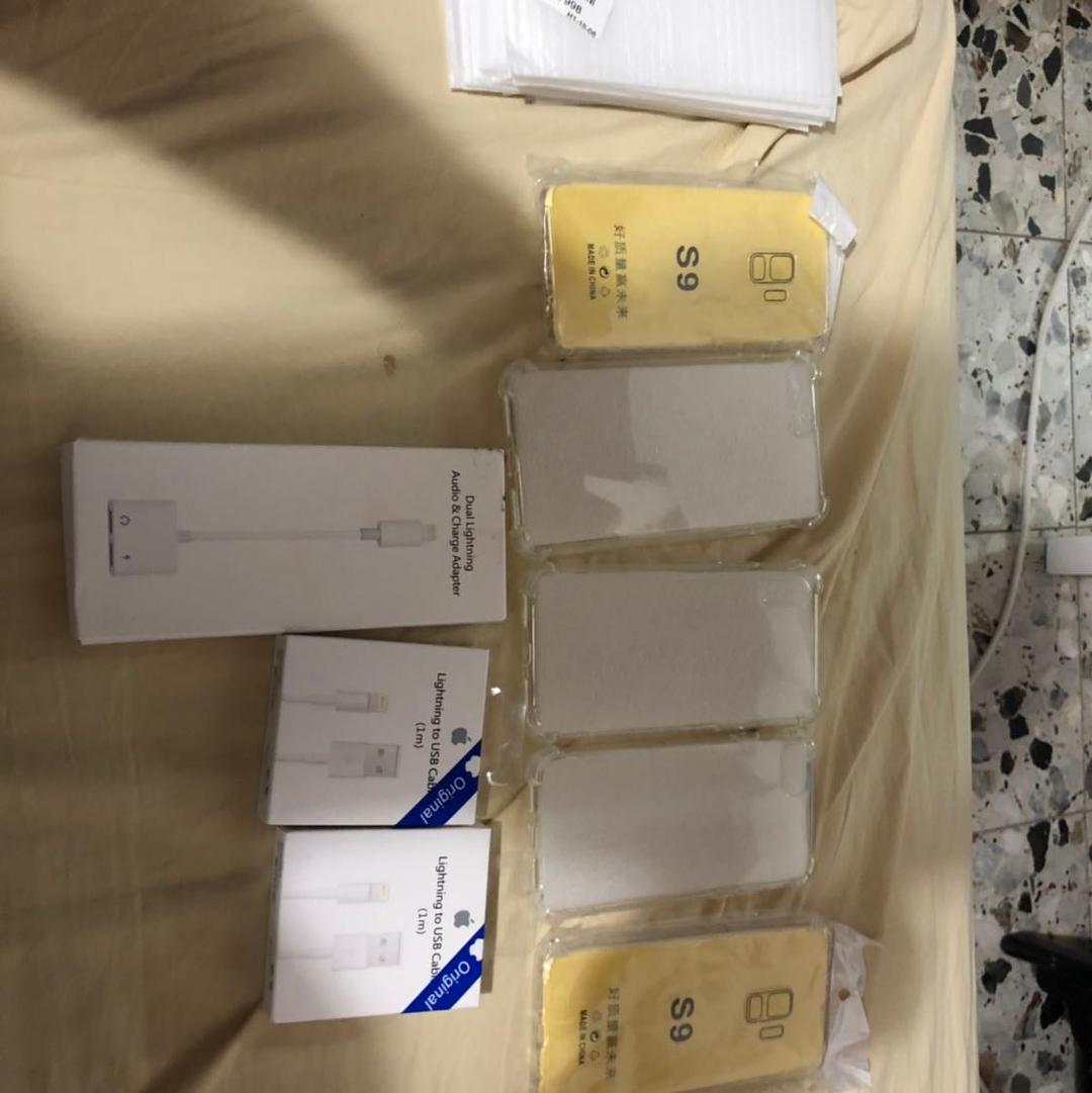 אביזרים לטלפון הכול 10 שקל רק מדבקות זכוכית 5 שקל נמכר עקב סגירת חנות