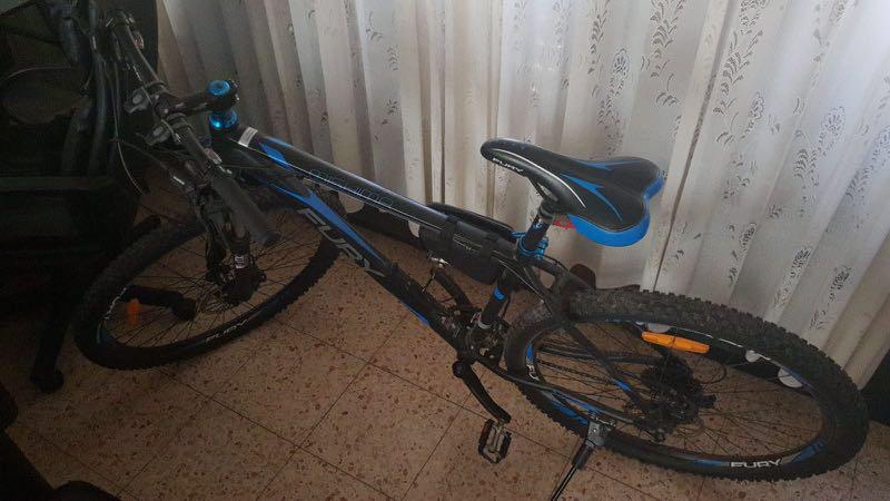 מוכר אופניים, כמעט לא בשימוש