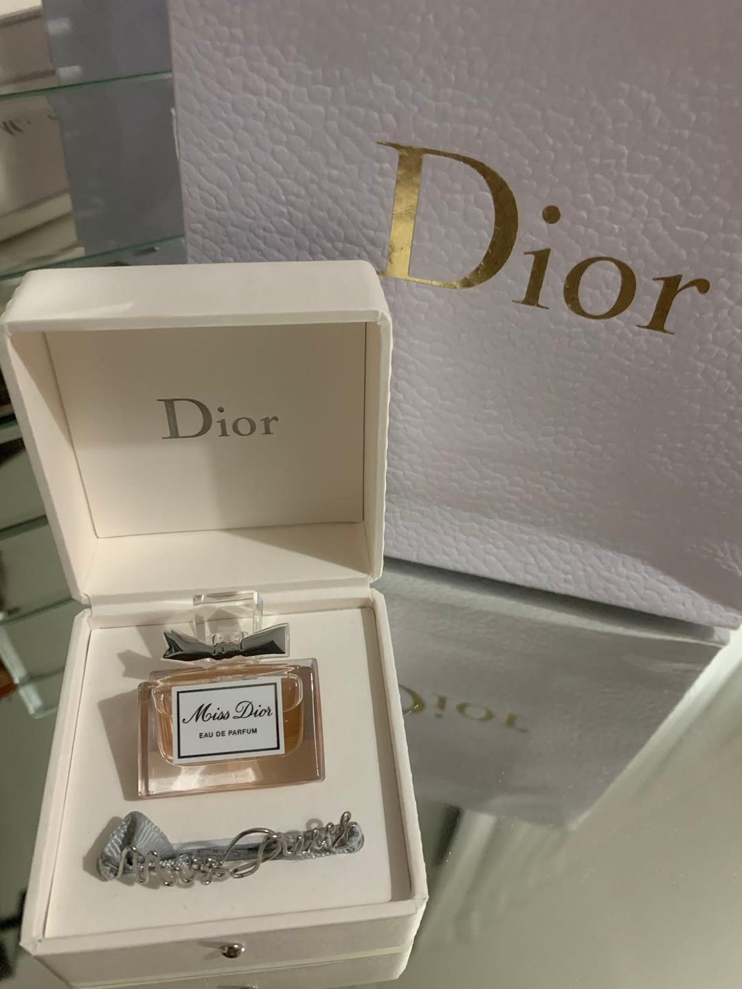 מארז מתנה של דיור צמיד ומיני בושם miss dior 