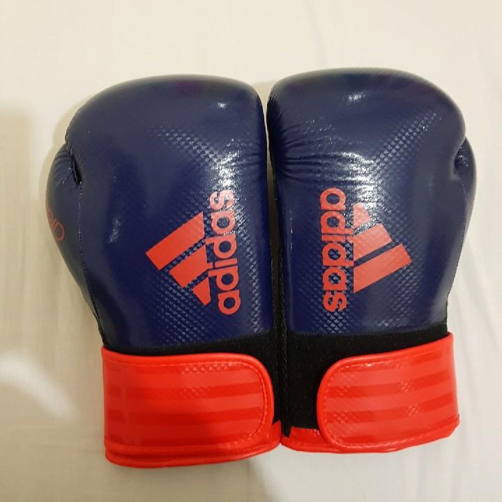 כפפות איגרוף של Adidas