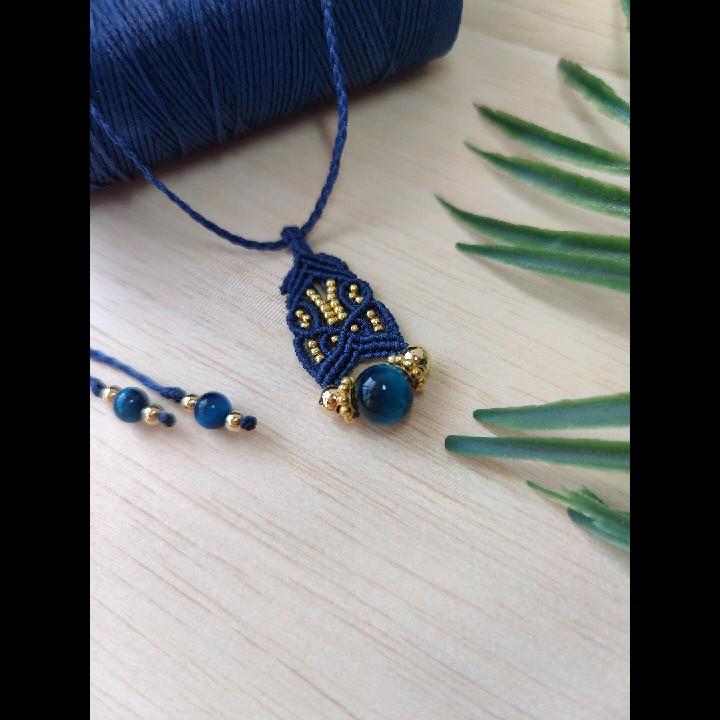 תליון מקרמה עם אבן נמר כחולה