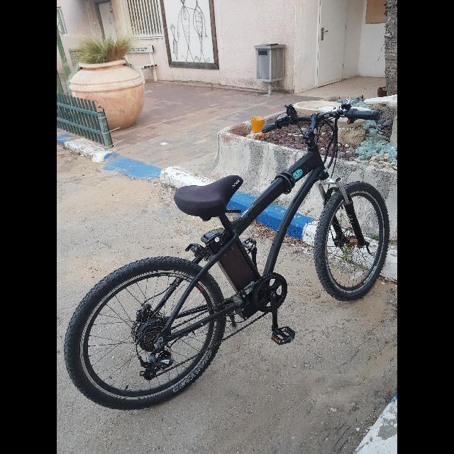 אופניים חשמלית הכל עובד חוץ מידית הגז שהיא קצת חא בסדר ואפשר לסדר אותה ועם הפדלים היא נוסעת עם החשמל בטרייה 36 ואט