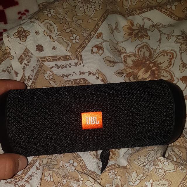 בוקסה של JBL חדשה משומש רק שבועיים עובדת טוב חזקה בטירוף