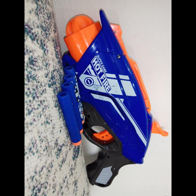רובה מחברת "hot fire" במצב מצוין ומגיע אם ארבעה חצים ליריה