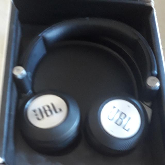 אוזניות jbl bluetooth מצב חדש! דגם:e40bt בקופסה