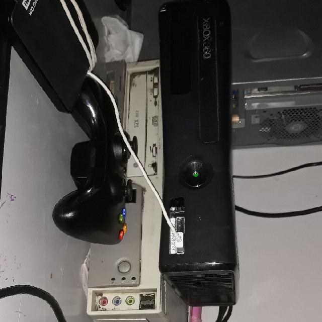 xbox360 עם 65 משחקים פרוץ ובא עם שני שלטים