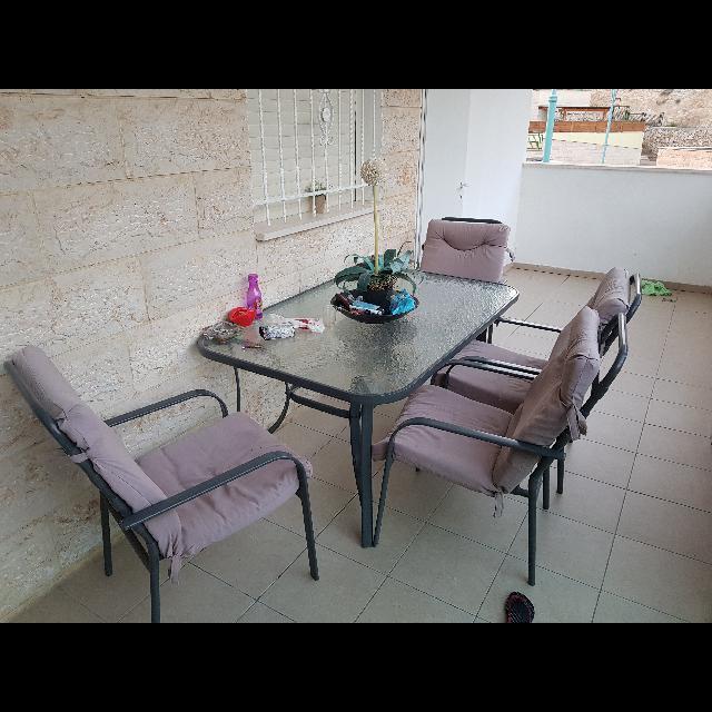 פינת ישיבה לחצר/ גינה עם שולחן רחב מזכוכית הכוללת 6 כיסאות מרופדים נוחים במיוחד