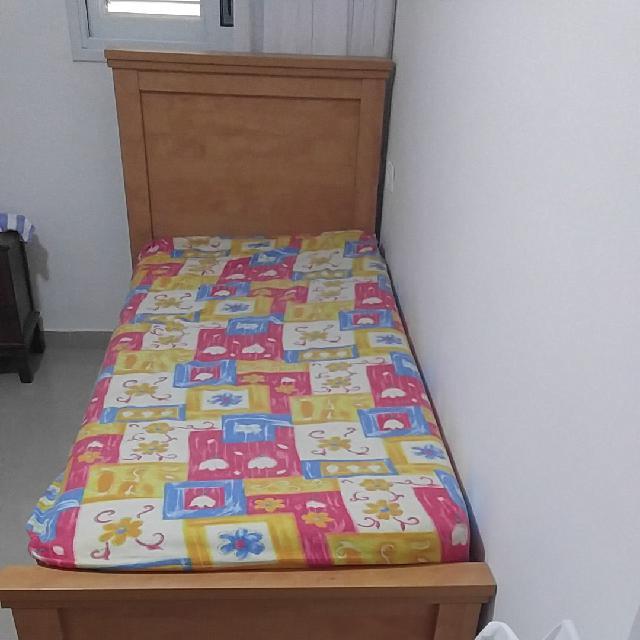 בהזדמנות במחיר סמלי שולחן מטר ו20 על 90 נפתח ל לשתיים ו20 מטר 2 2 מיטות 80 על190 כולל תא איחסון ללא מזרונים.  3 מיטה. מטר על 190 ללא מזרון כל המיטות מעץ מלא