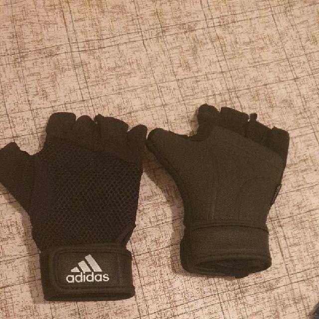 כפפות לחדר כושר של adidas  מידה M חדשותת!!