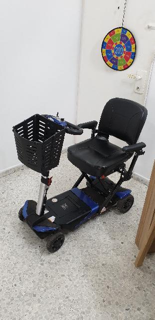 קולנועית solax המרצדס של הקלנועיות. מתקפלת חשמלית ומאושרת טיסה עם כיסא משודרג וידיות, סלסלה, ומחזיקים לקביים מאחורה.