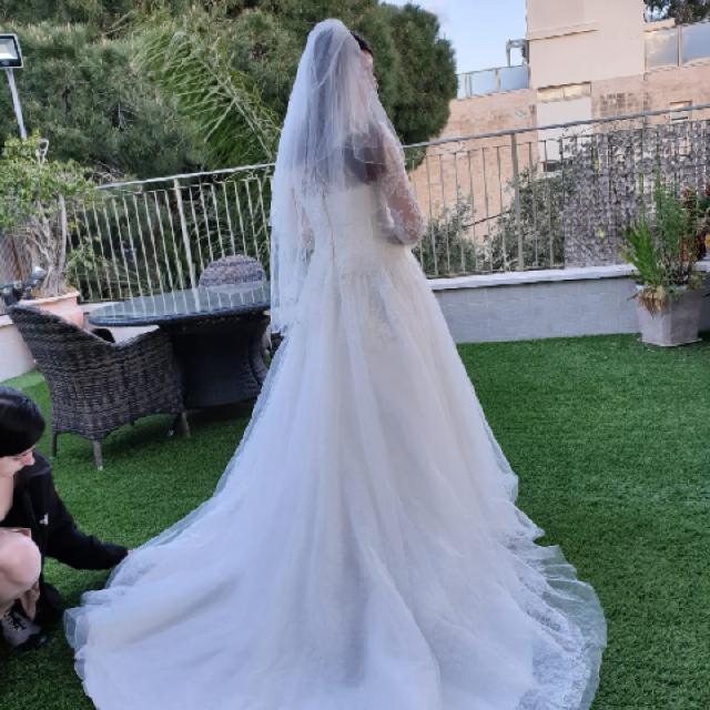שמלת כלה צנועה, במידה 38- 40. עם הינומה והרבה רקמה . שכבות בד מיוחדות
