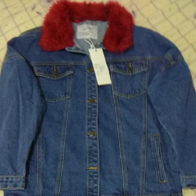 ג'קט ג'ינס חדש  יפיפה מאסוס asos!מידה 14,מתאים למידה42-44.עם צווארון בורדו דמוי פרווה.נקנה ב150 ש''ח .