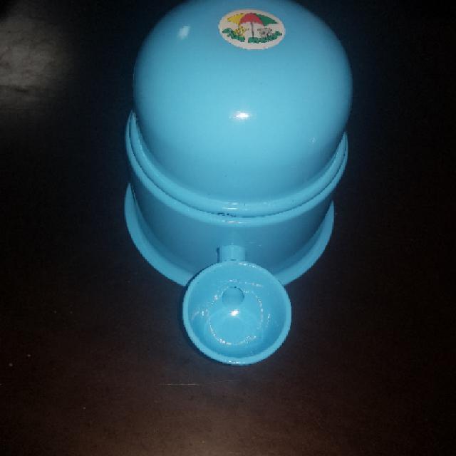 מתקן מים לכלבים קטנים.