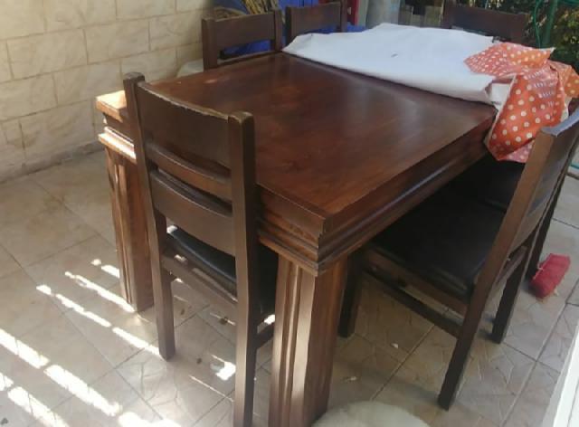 שולחן אוכל מעץ