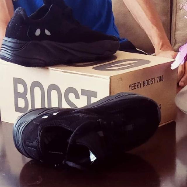 yezzy boost 700 adidas. ייזי 700 בוסט אדידס