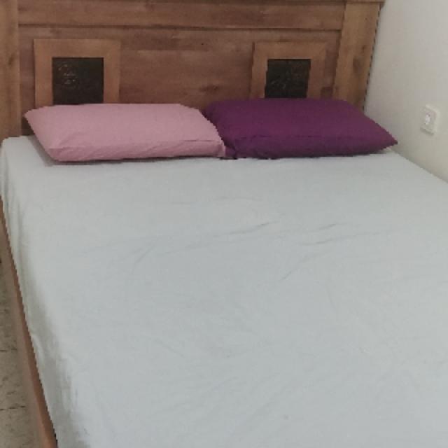 מיטה זוגית כולל מזרון מצב חדש בקושי היה בשמוש