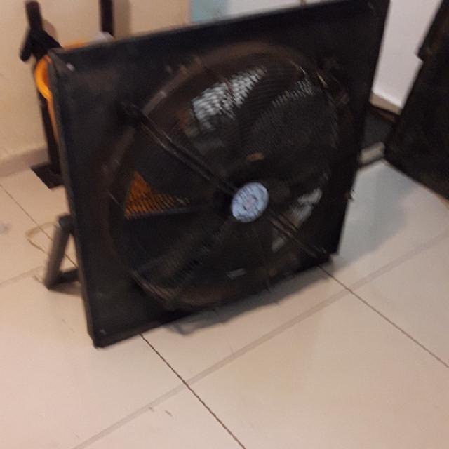 שני מאווררים בעוצמה חזקה.1000 שח כל אחד
