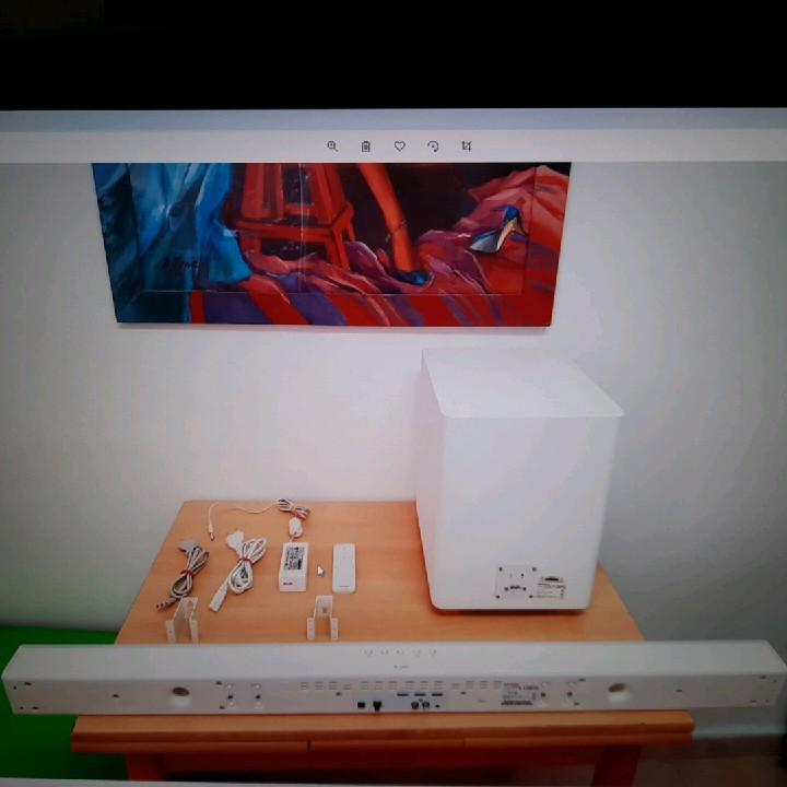 מקרן קול + סאב של חברת Grundig  בצבע לבן