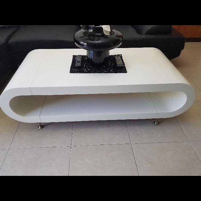 שולחן סלון מעץ מסיבי בצבע לבן מעוגל בצורת אליפסה עם רגליים ממתכת