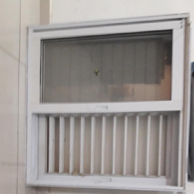 תירס חלון מידות מטר על מטר.תיריסים חלונות ורשת.המוצר כחדש פורק מהקיר אחרי חודשיים. עקב פתיחת דלת