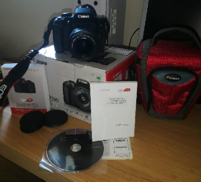 מצלמה מקצועית של חברת Canon 