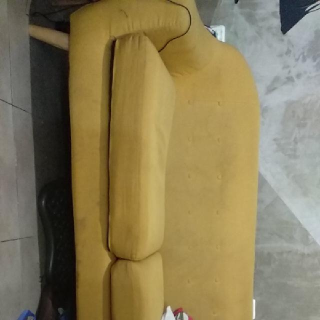 ספה צהובה