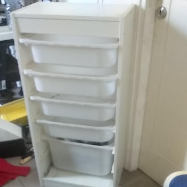 שידה עם מגירות פלסטיק