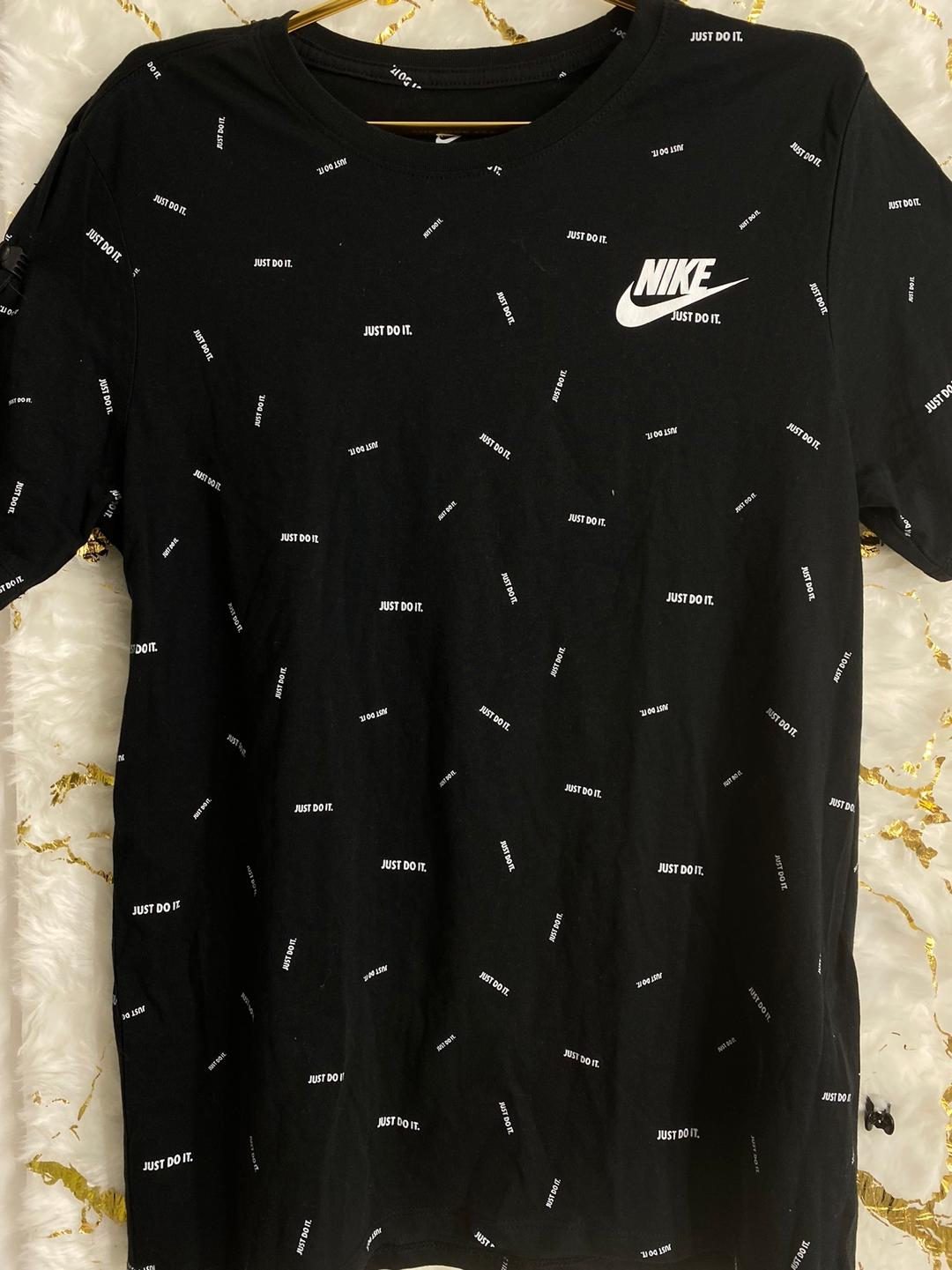 חולצה נייק שחורה